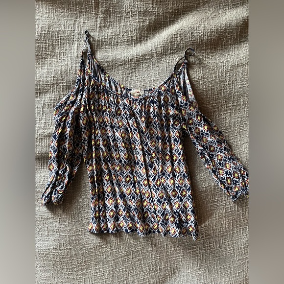 Cold Shoulder Patterned Top - Picture 3 of 6